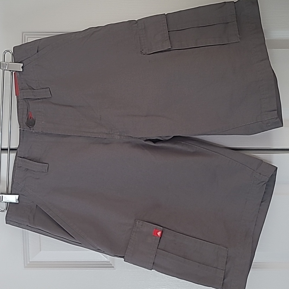 Men's gray cargo shorts size 32. EMS.
